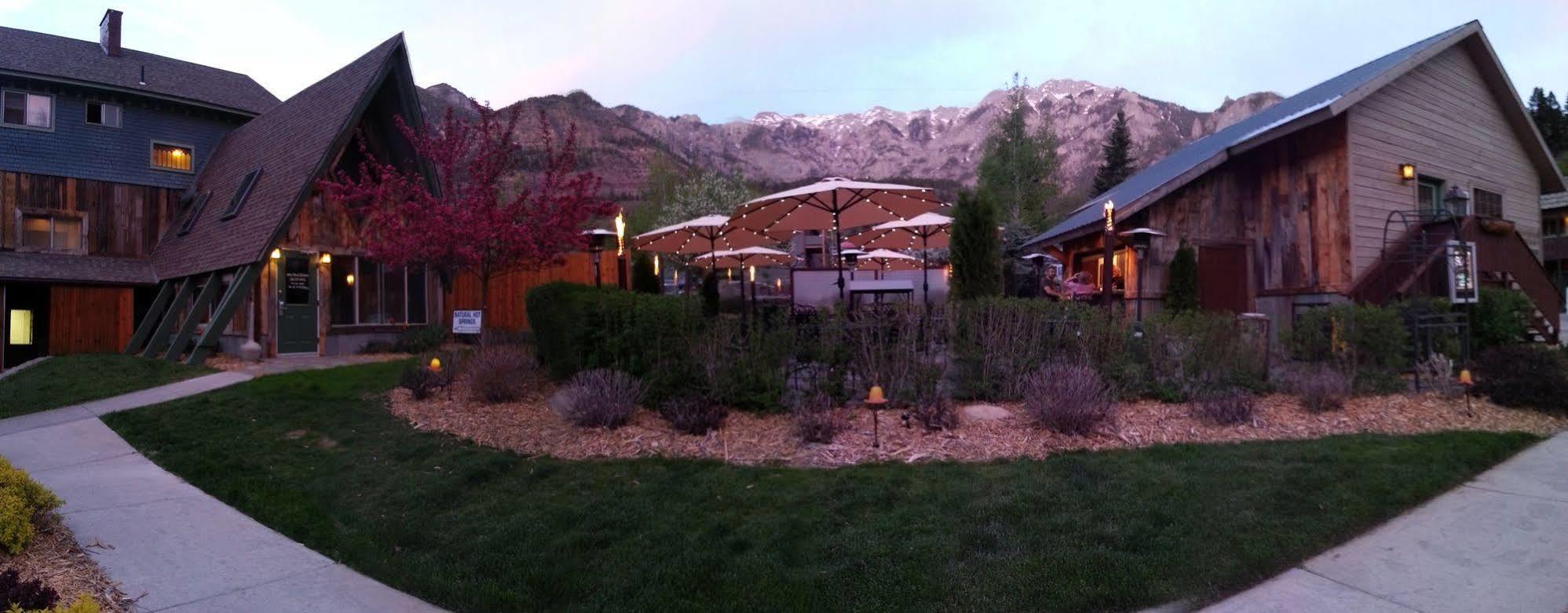 Twin Peaks & Hot Springs Hotel